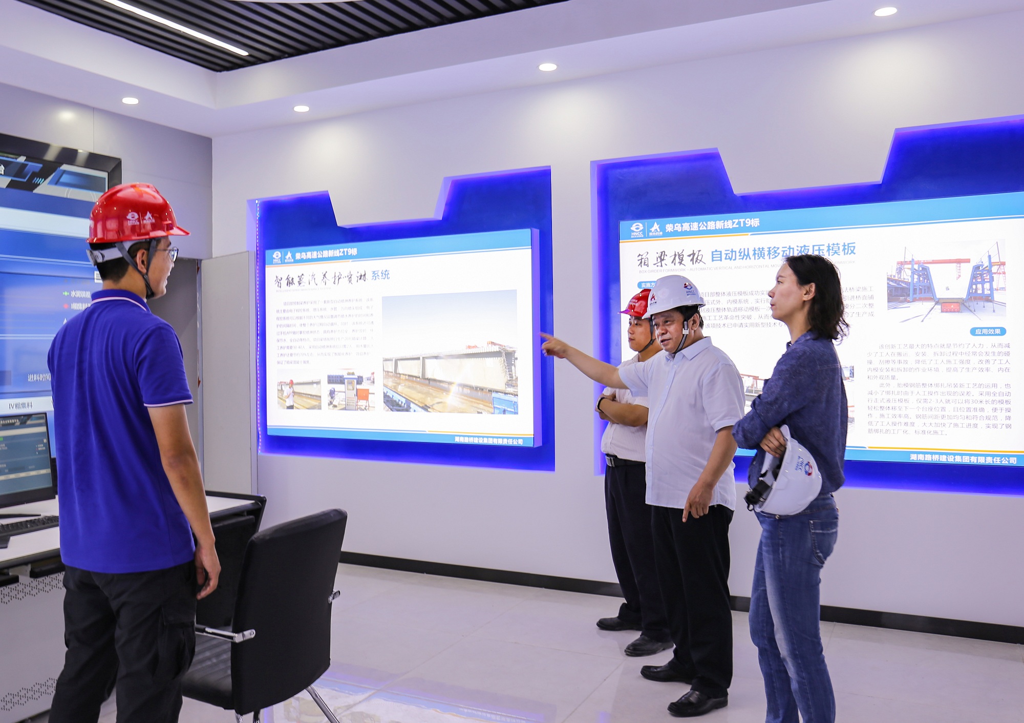 5、申生光一行參觀BIM技術(shù)室 _副本.jpg