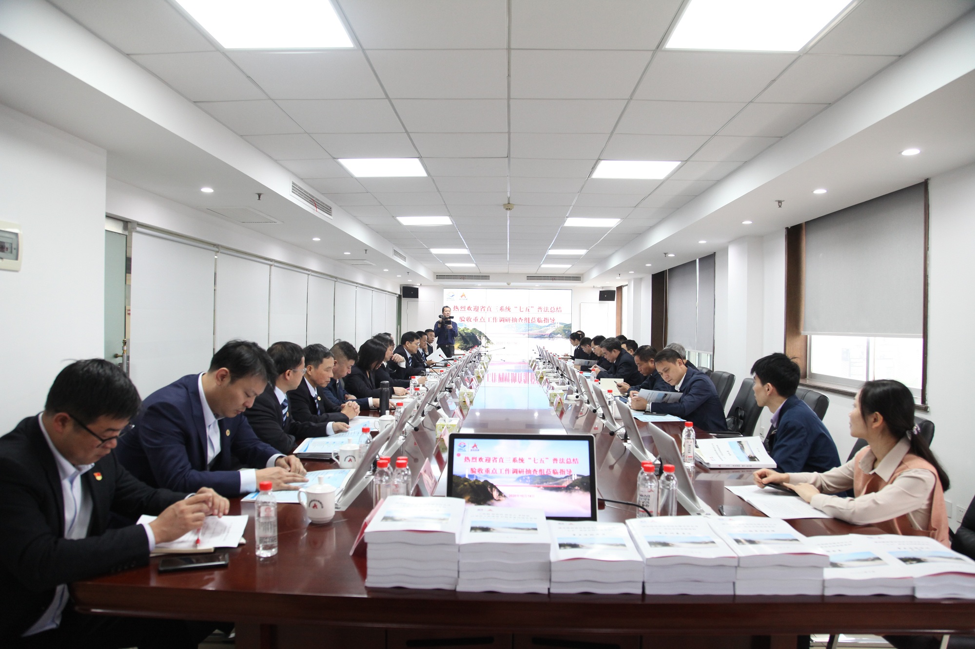 20201019550892.jpg “七五”普法驗(yàn)收會(huì)在集團(tuán)六樓會(huì)議室進(jìn)行_副本.jpg