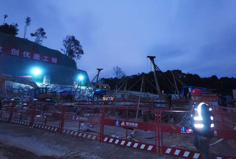 20230113684592.jpg 大橋南塔樁基夜間施工.jpg