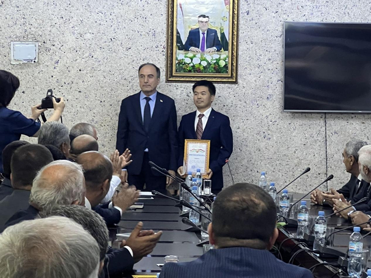 20240607774227.jpg 圖5:國(guó)家道路發(fā)展貢獻(xiàn)獎(jiǎng)?lì)C發(fā)_副本.jpg