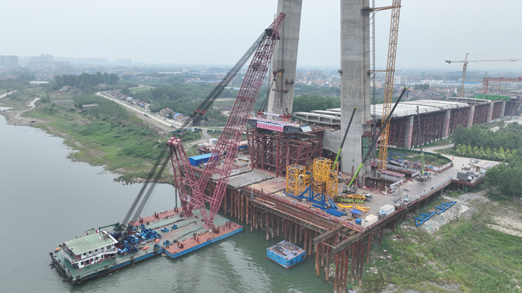 20250519485871.jpg 觀音寺長江大橋公安側(cè)首節(jié)鋼-UHPC組合梁吊裝成功_副本.jpg